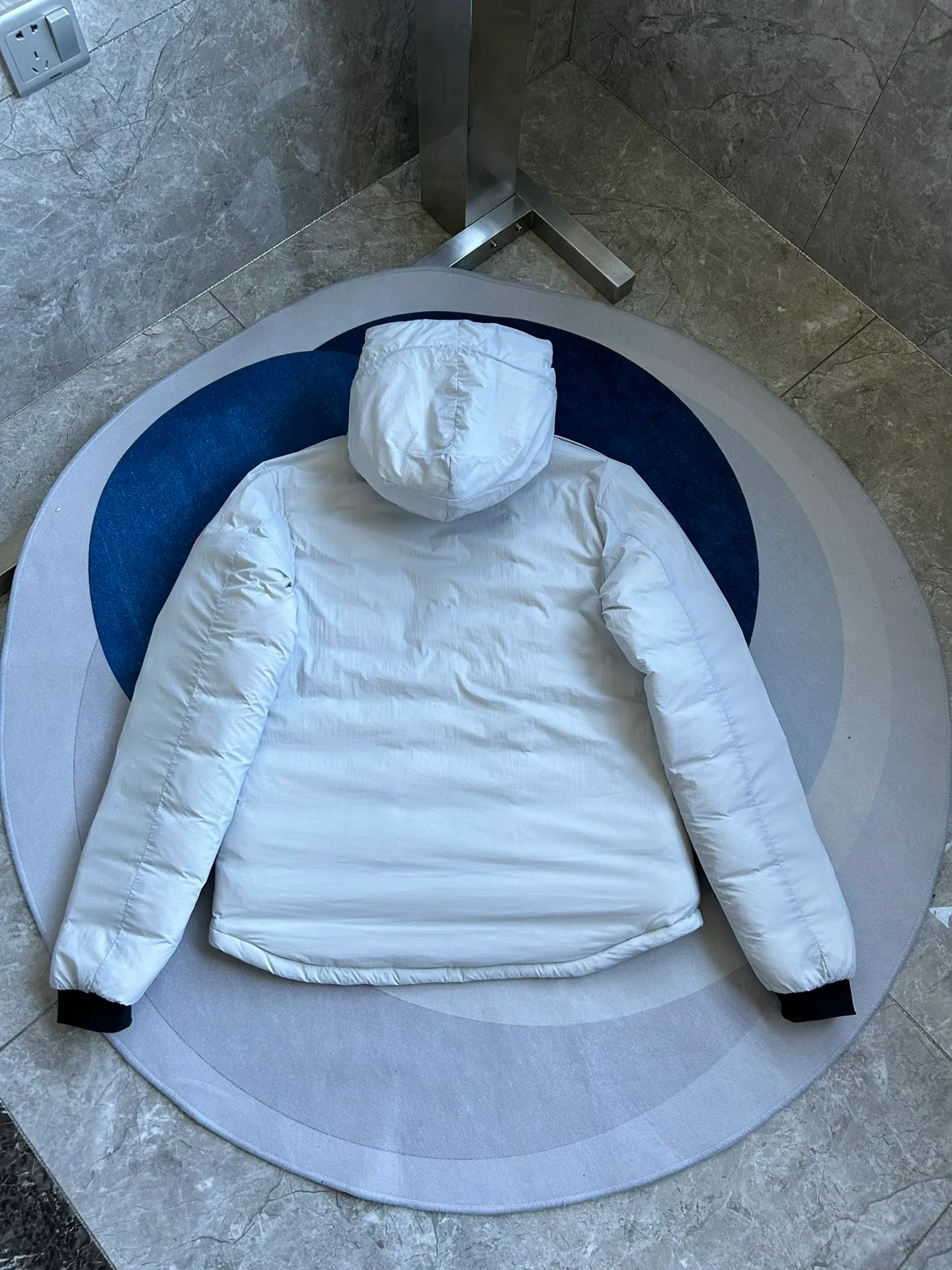 P880 official website CANADA GOOSE thin and light model. It is super lightweight and has no weight-bearing feeling on the upper body! It also shows your temperament!! The Canadian brand Canada Goose has always been recognized as the warmest down jacket. Various Instagram celebrities, Internet celebrities, and celebrities often wear it for street photos. I make Canada Goose every year, but I still can’t get rid of my love for it. No matter how cold the winter is, there is no need to be afraid. It is the legendary warmest down jacket and is known as a must-have for arctic outdoor sports! The most popular down jacket in the world, major celebrities are rushing to buy it, and it is a must-have for everyone! Size: S-2xl Color: black gray